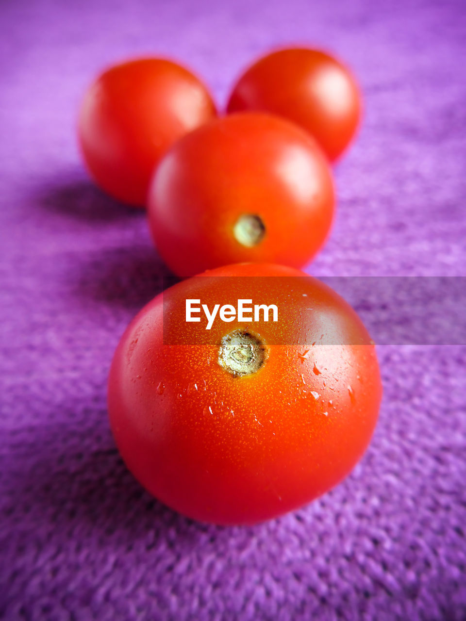 HIGH ANGLE VIEW OF ORANGE FRUIT ON TABLE