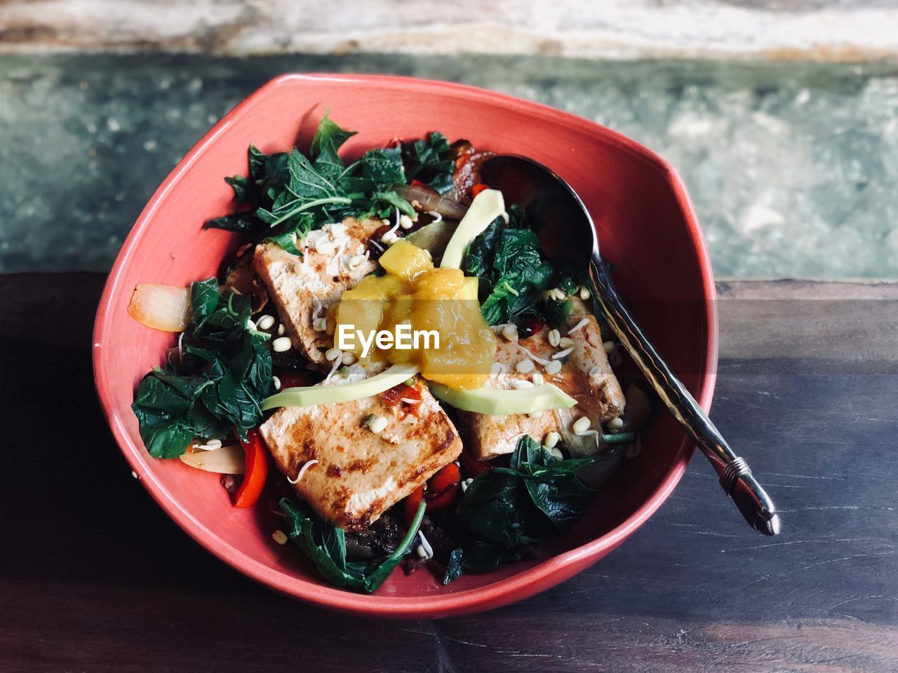 HIGH ANGLE VIEW OF FOOD IN BOWL