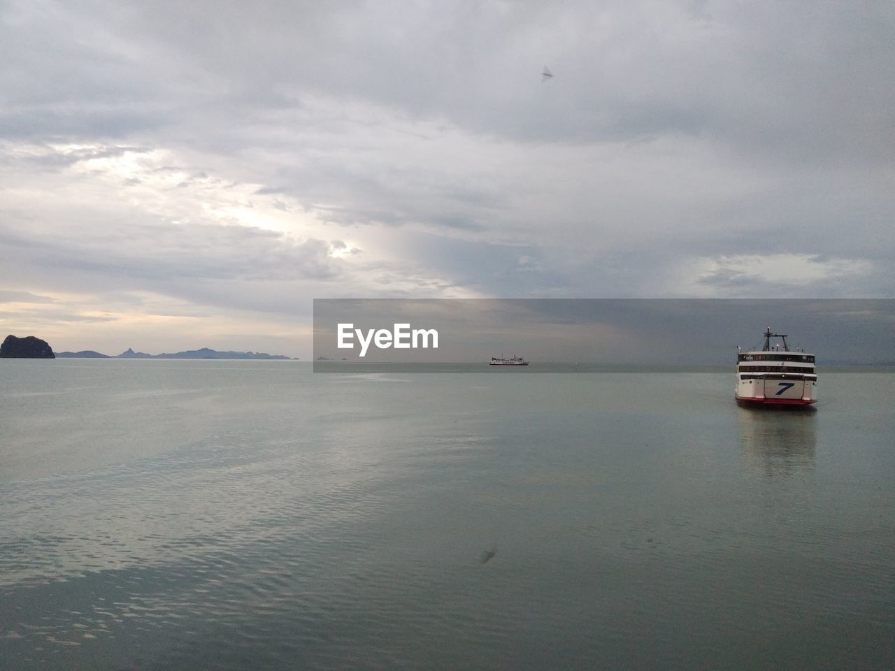 SHIP SAILING ON SEA AGAINST SKY