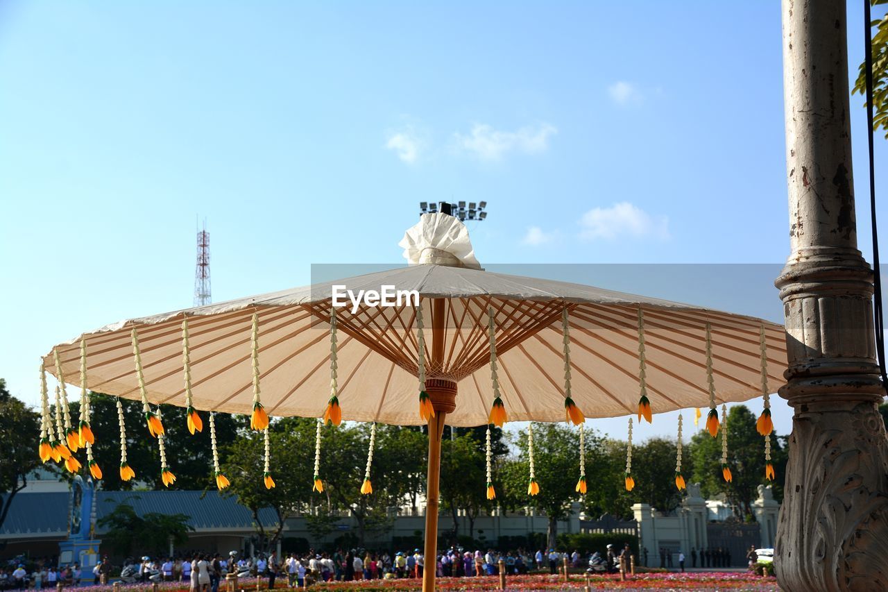 PEOPLE AT AMUSEMENT PARK AGAINST SKY