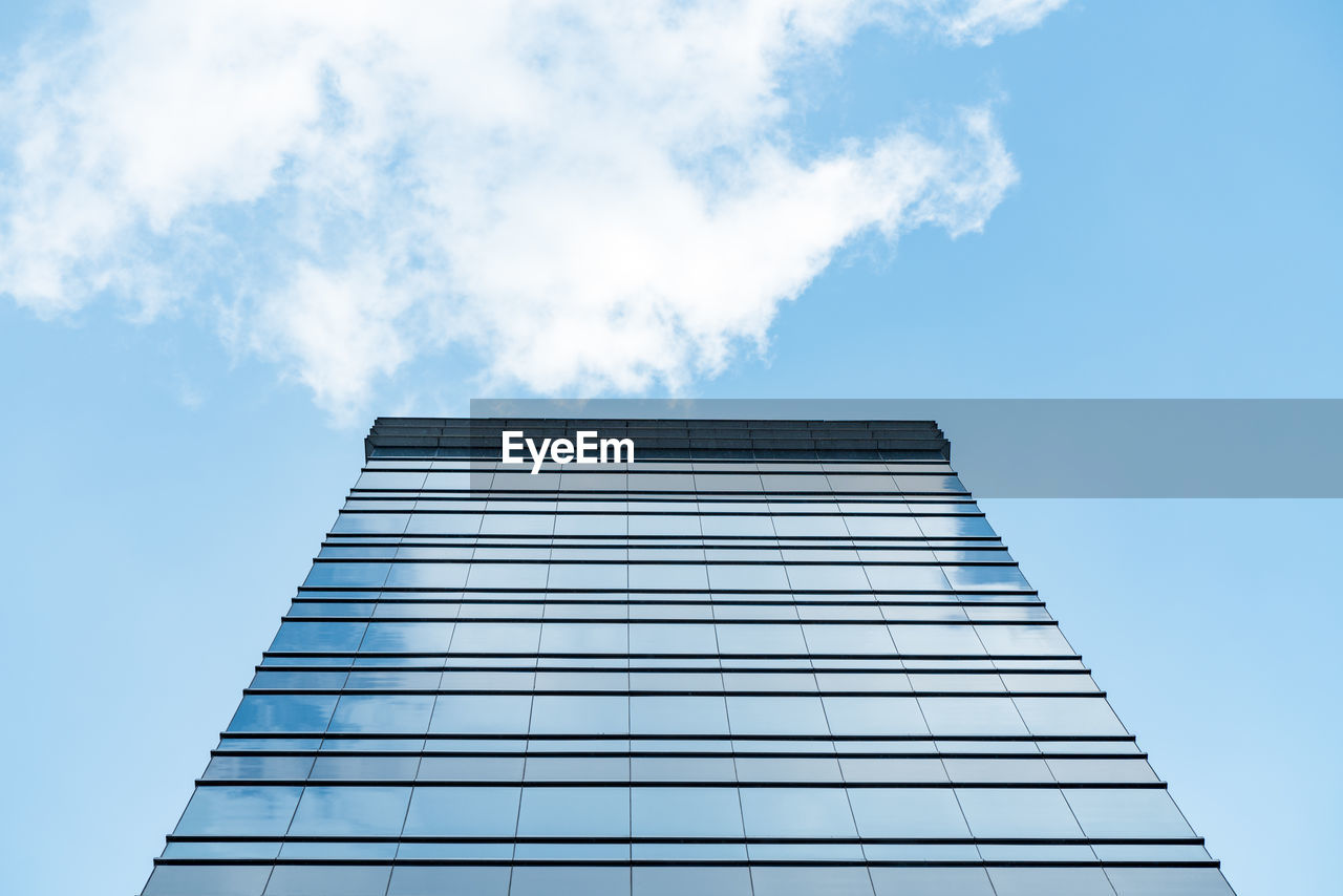 LOW ANGLE VIEW OF GLASS BUILDING AGAINST SKY