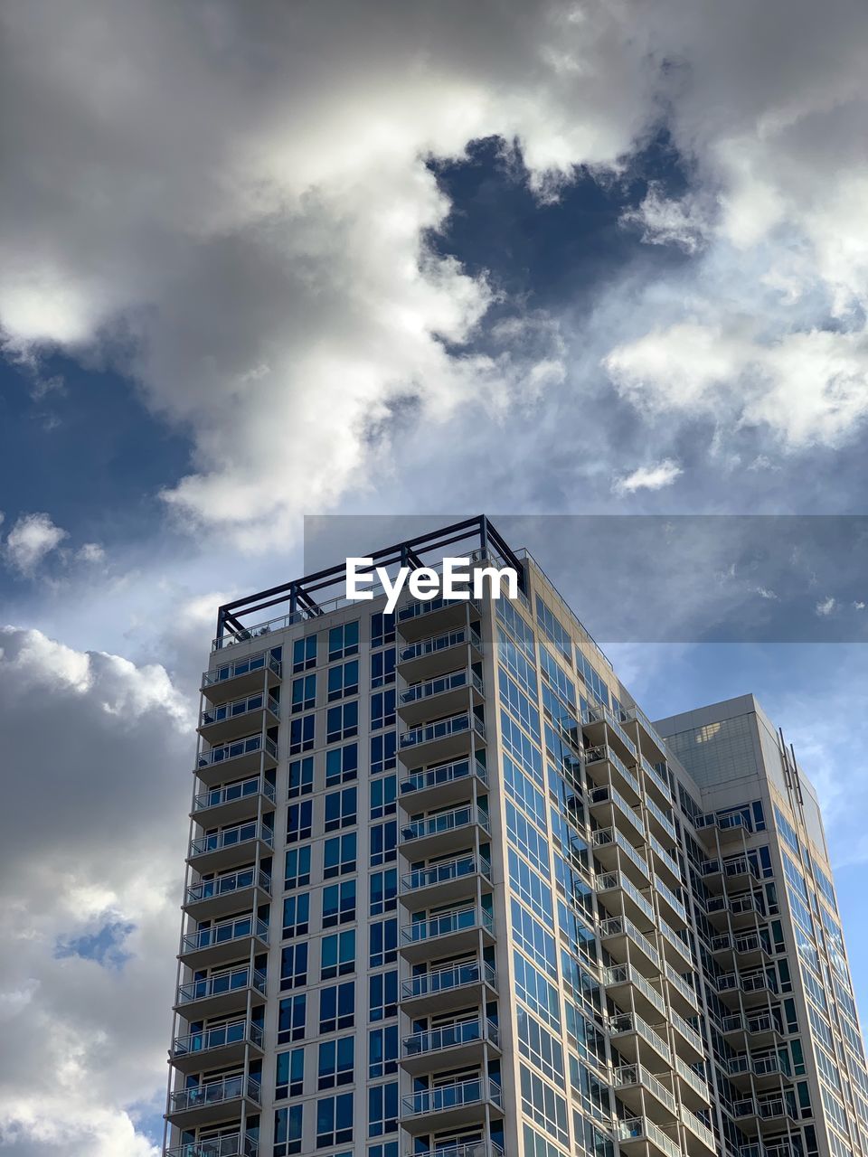 LOW ANGLE VIEW OF BUILDINGS AGAINST SKY