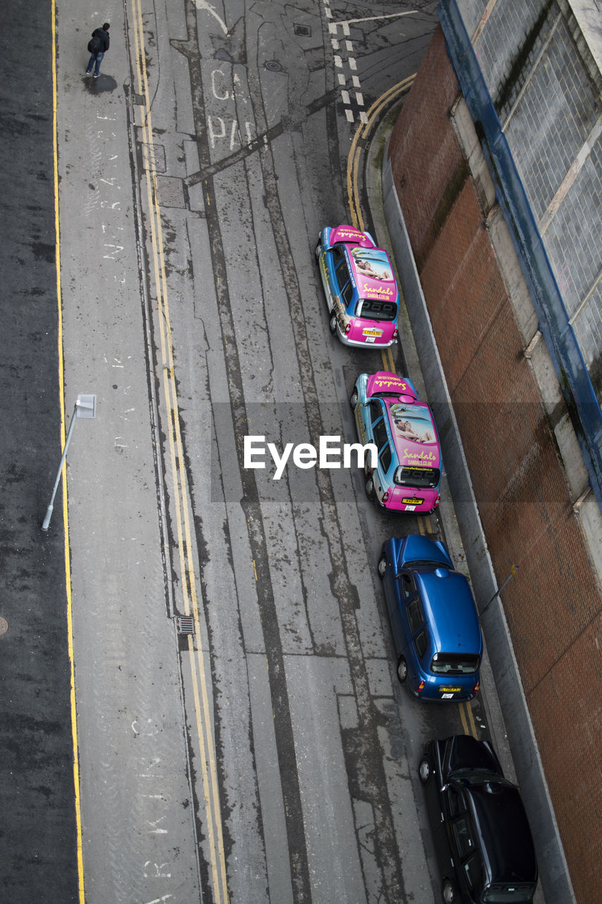 HIGH ANGLE VIEW OF CARS ON CITY IN STREET