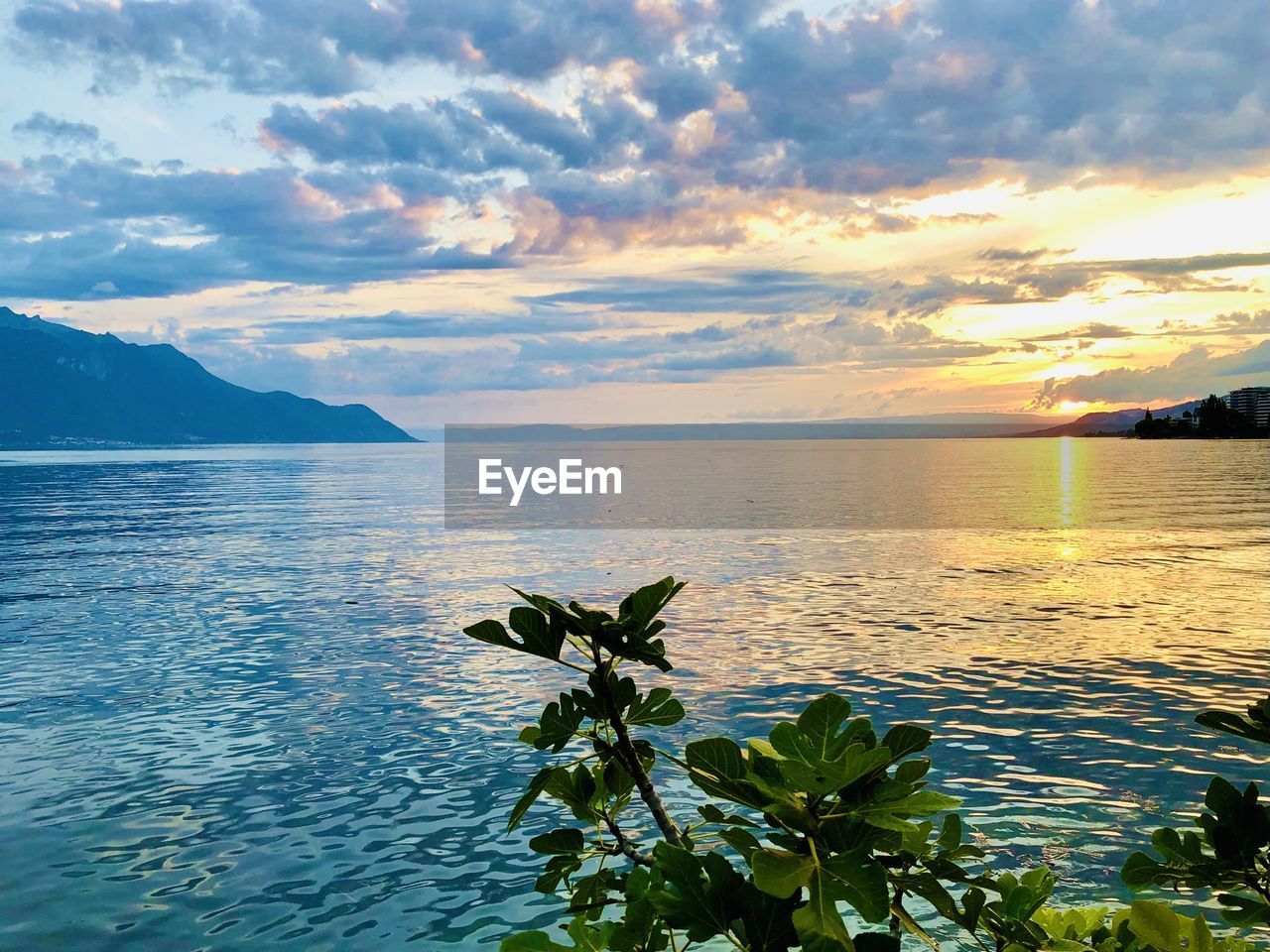 SCENIC VIEW OF SEA AGAINST SUNSET SKY