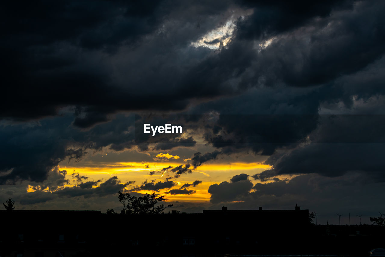 SCENIC VIEW OF DRAMATIC SKY OVER SILHOUETTE BUILDING