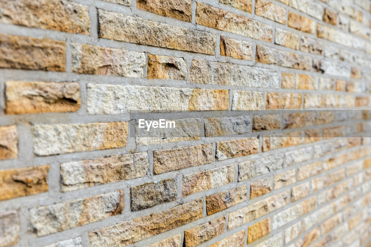 CLOSE-UP OF BRICK WALL