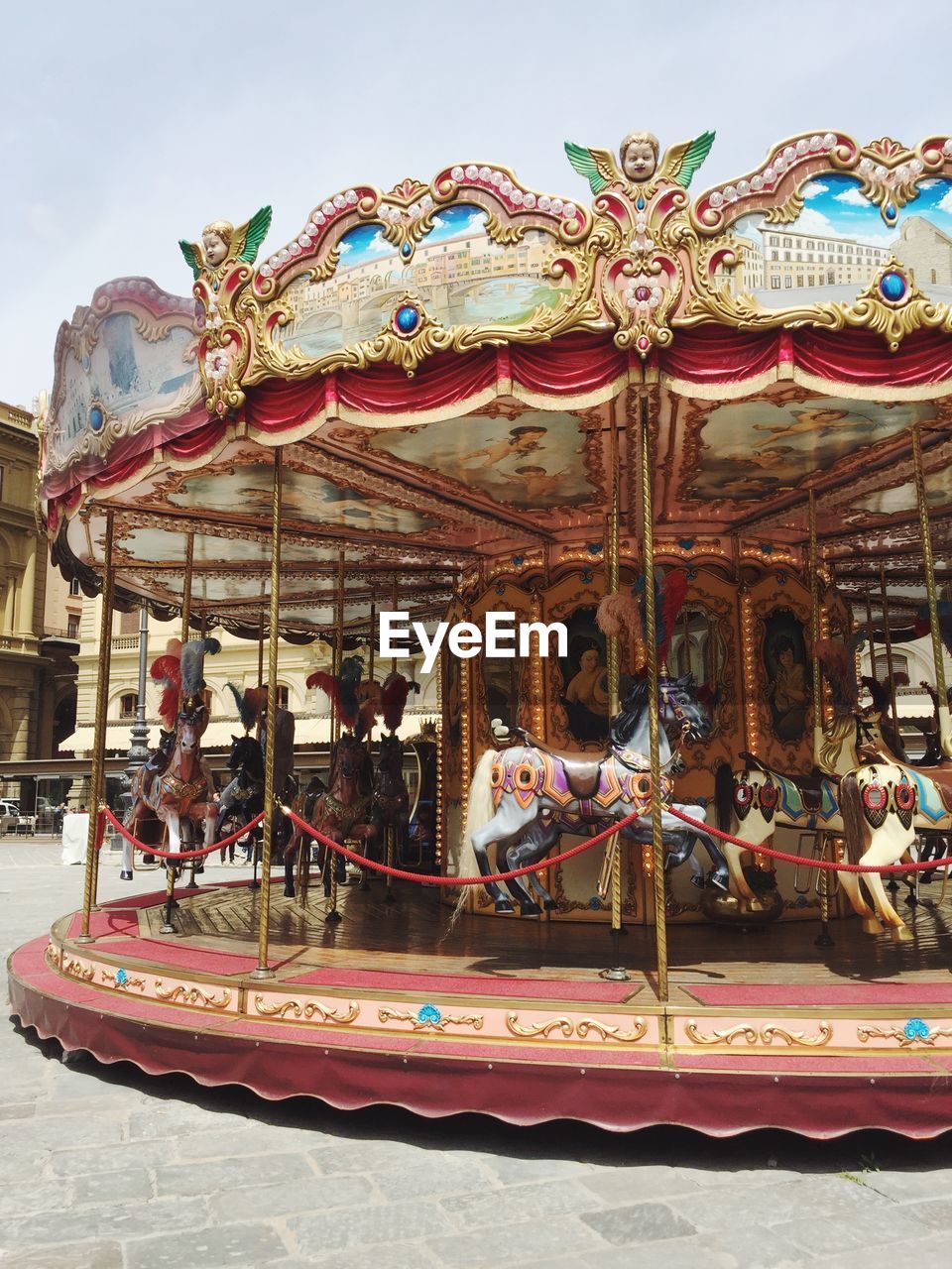 FERRIS WHEEL AT AMUSEMENT PARK