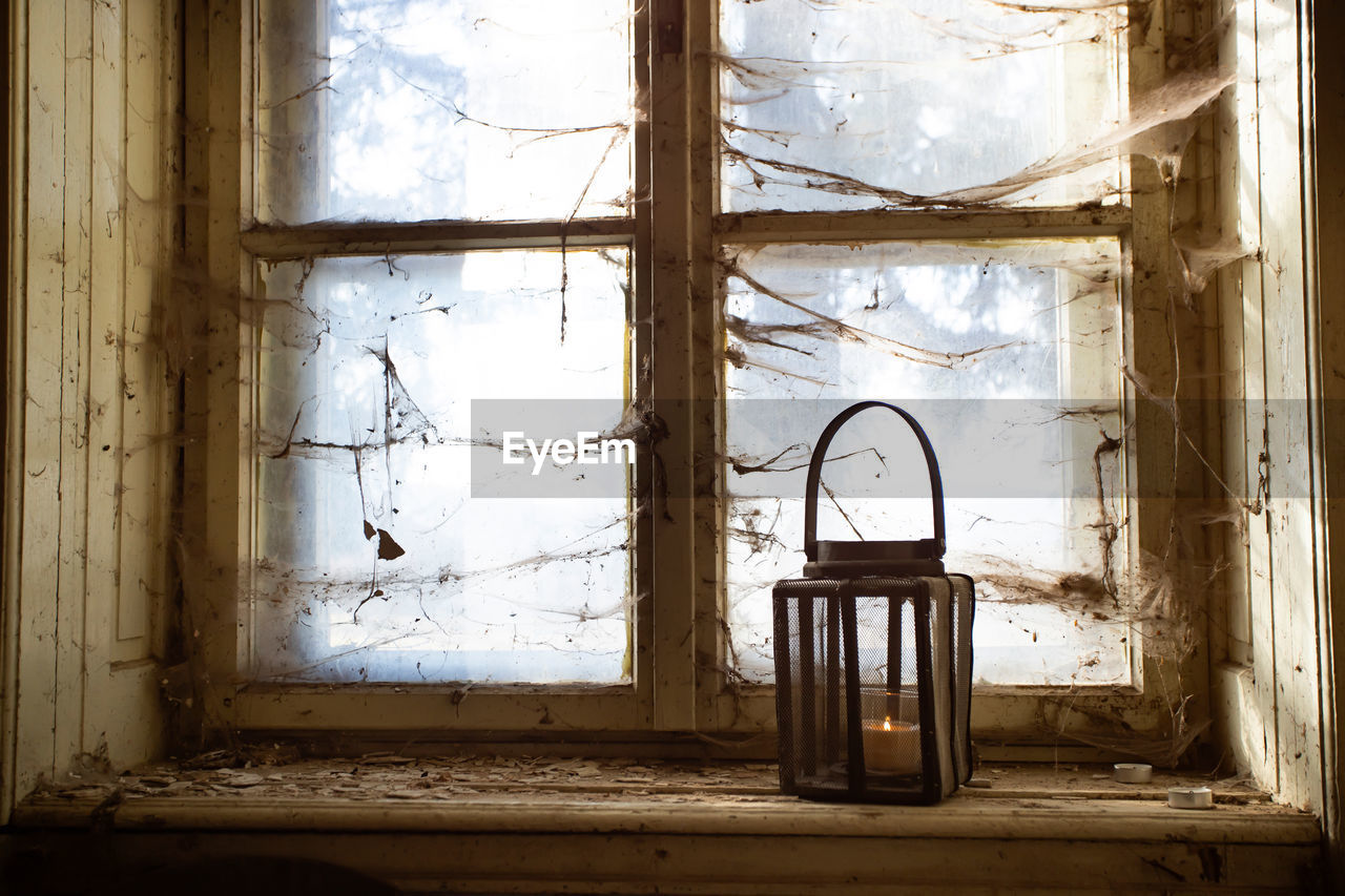 DAMAGED WINDOW IN ABANDONED BUILDING