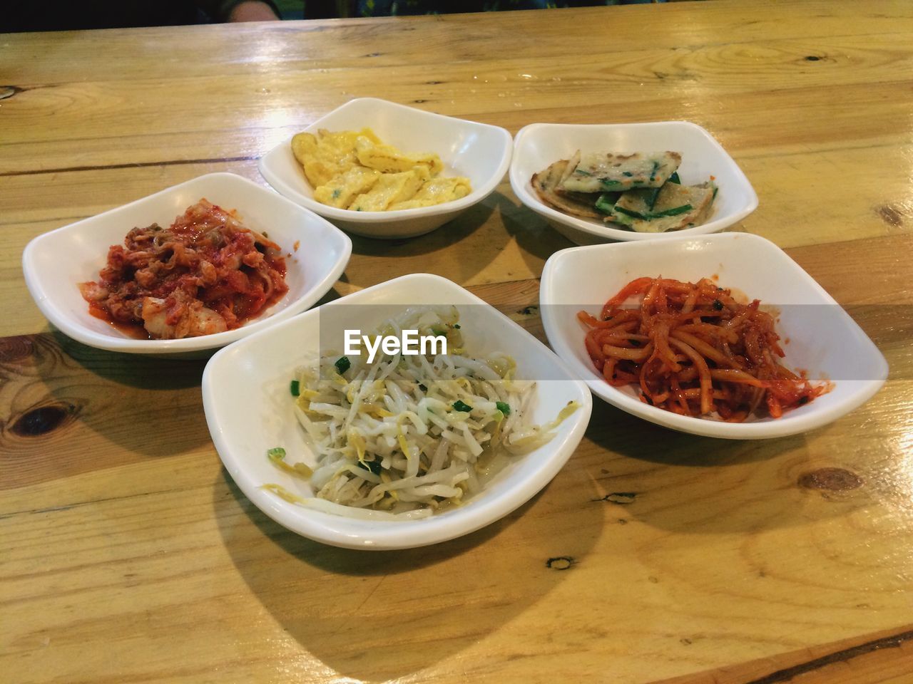 HIGH ANGLE VIEW OF SALAD IN PLATE ON TABLE