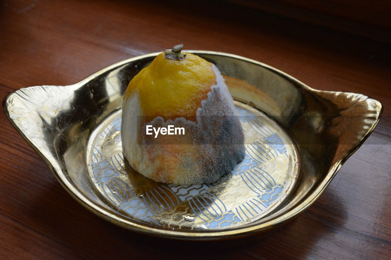 HIGH ANGLE VIEW OF BREAD ON PLATE