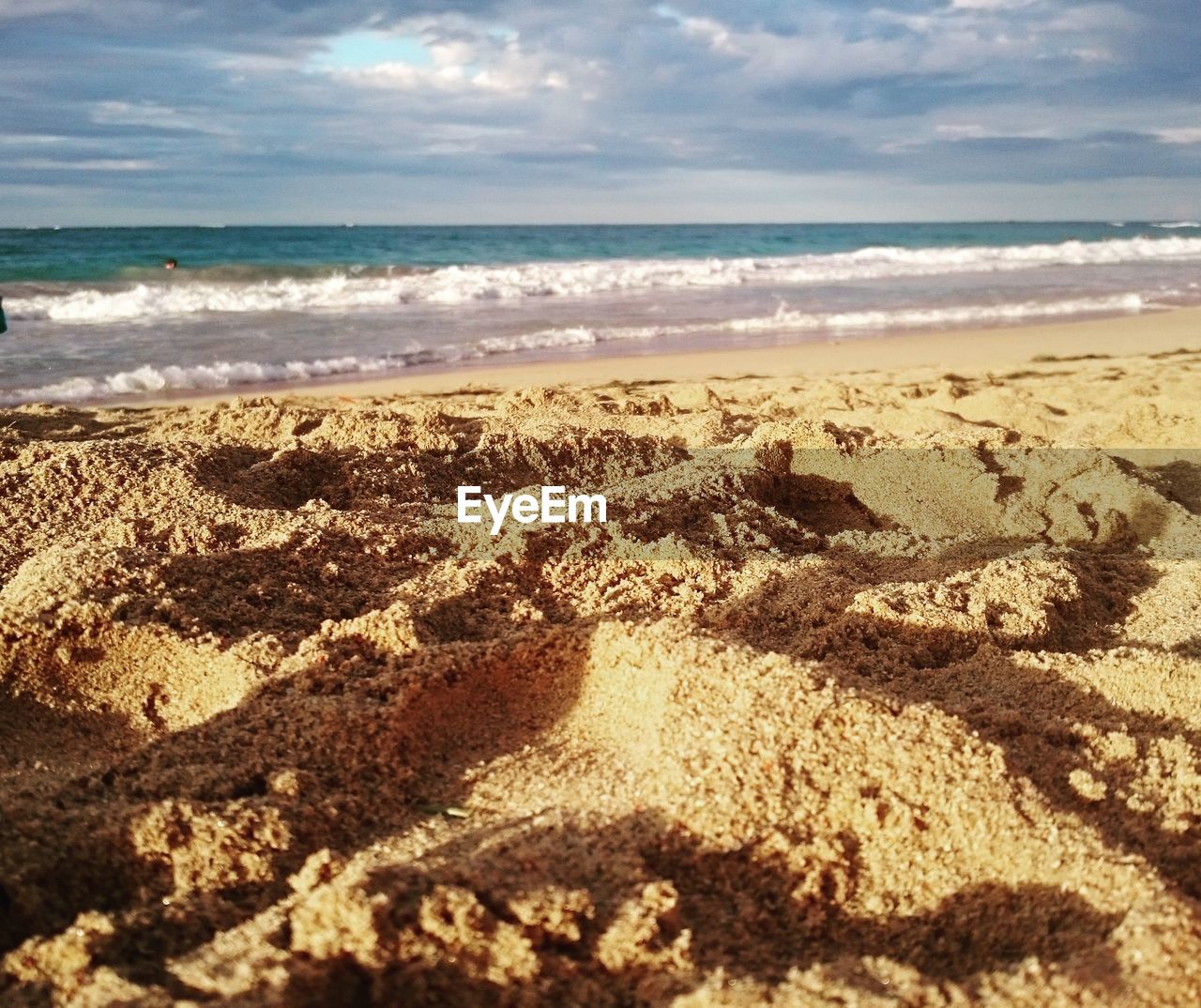 AERIAL VIEW OF BEACH AGAINST SKY