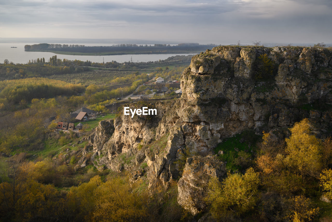 SCENIC VIEW OF ROCKY SHORE AGAINST SKY