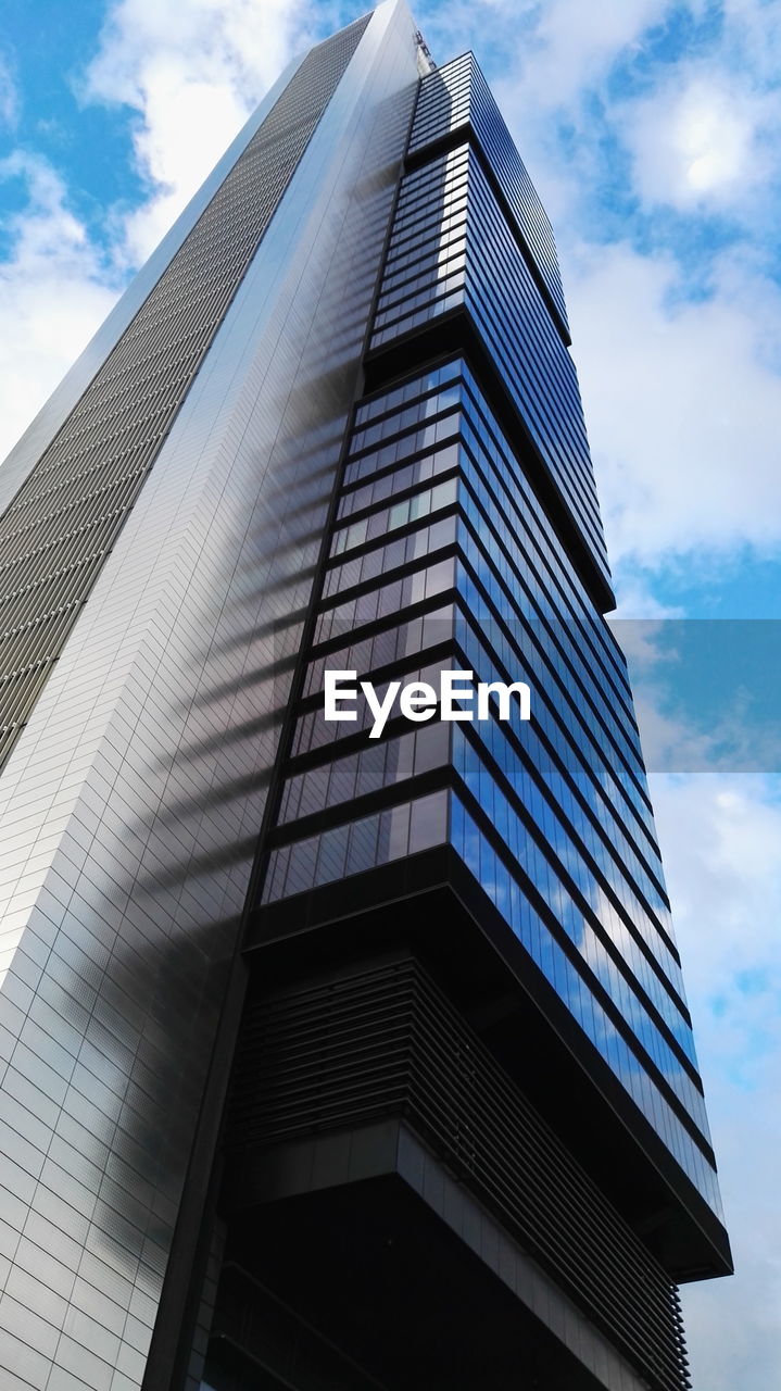 LOW ANGLE VIEW OF MODERN BUILDINGS AGAINST CLOUDY SKY