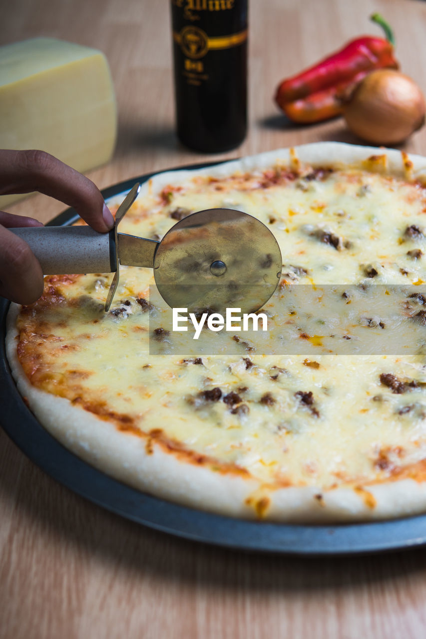 CLOSE-UP OF PIZZA ON TABLE