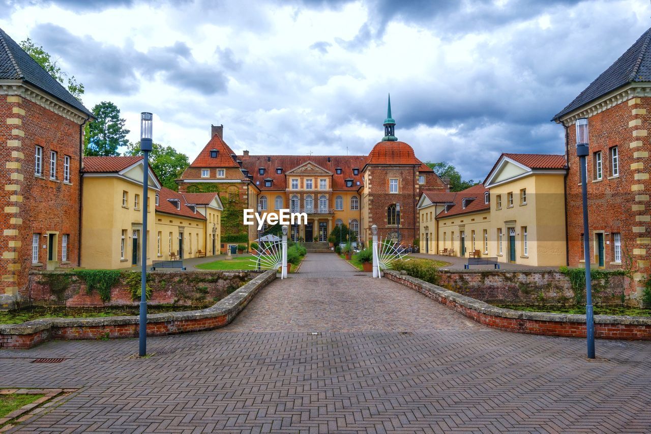 Velen castle is a moated castle that is located in the center of velen in the münsterland.