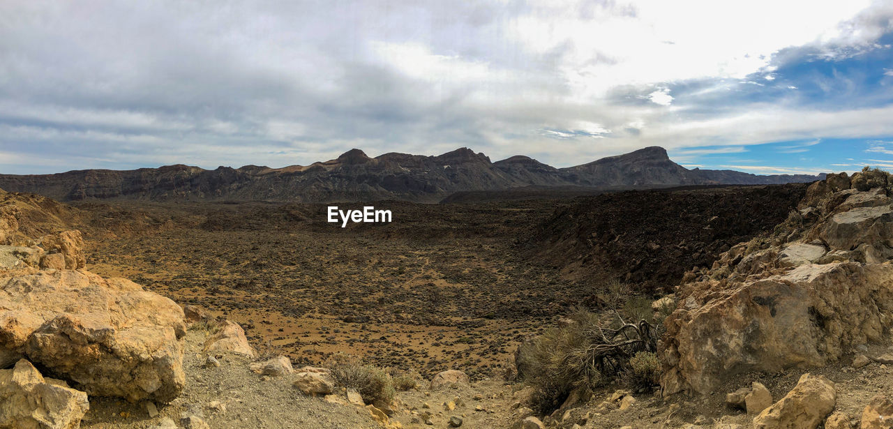 Landscape shot with the smartphone. parque nacional del teide - teide nationalpark