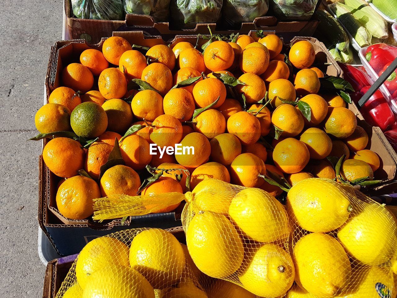 HIGH ANGLE VIEW OF ORANGES IN MARKET