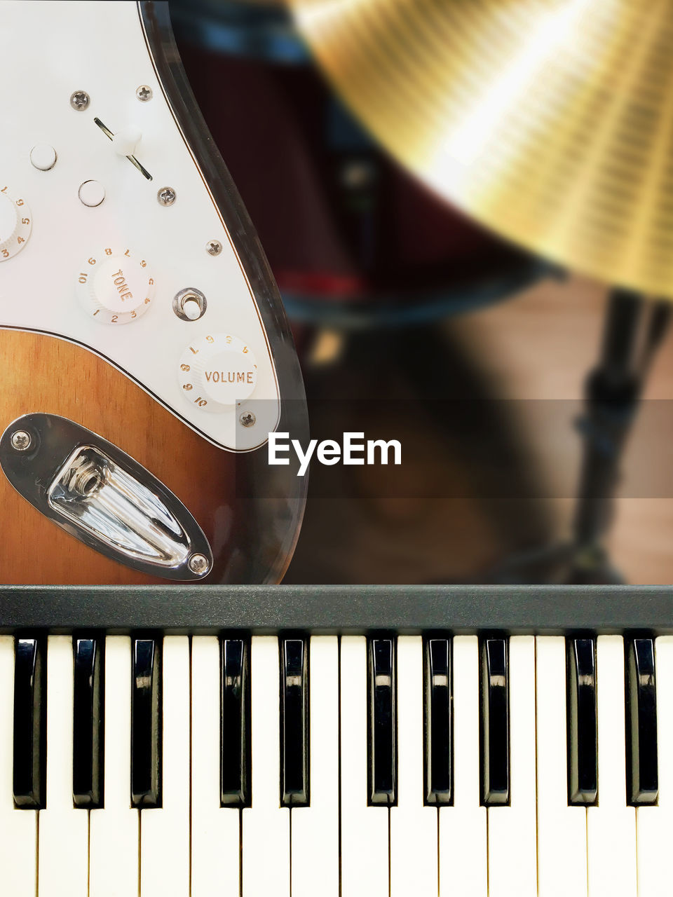 HIGH ANGLE VIEW OF PIANO KEYS AT HOME