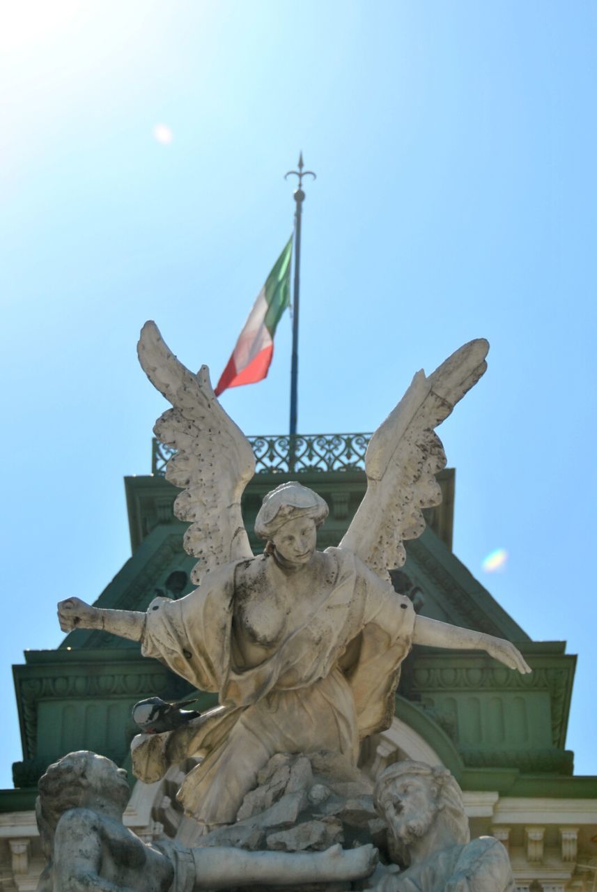 LOW ANGLE VIEW OF STATUE AGAINST BUILT STRUCTURE