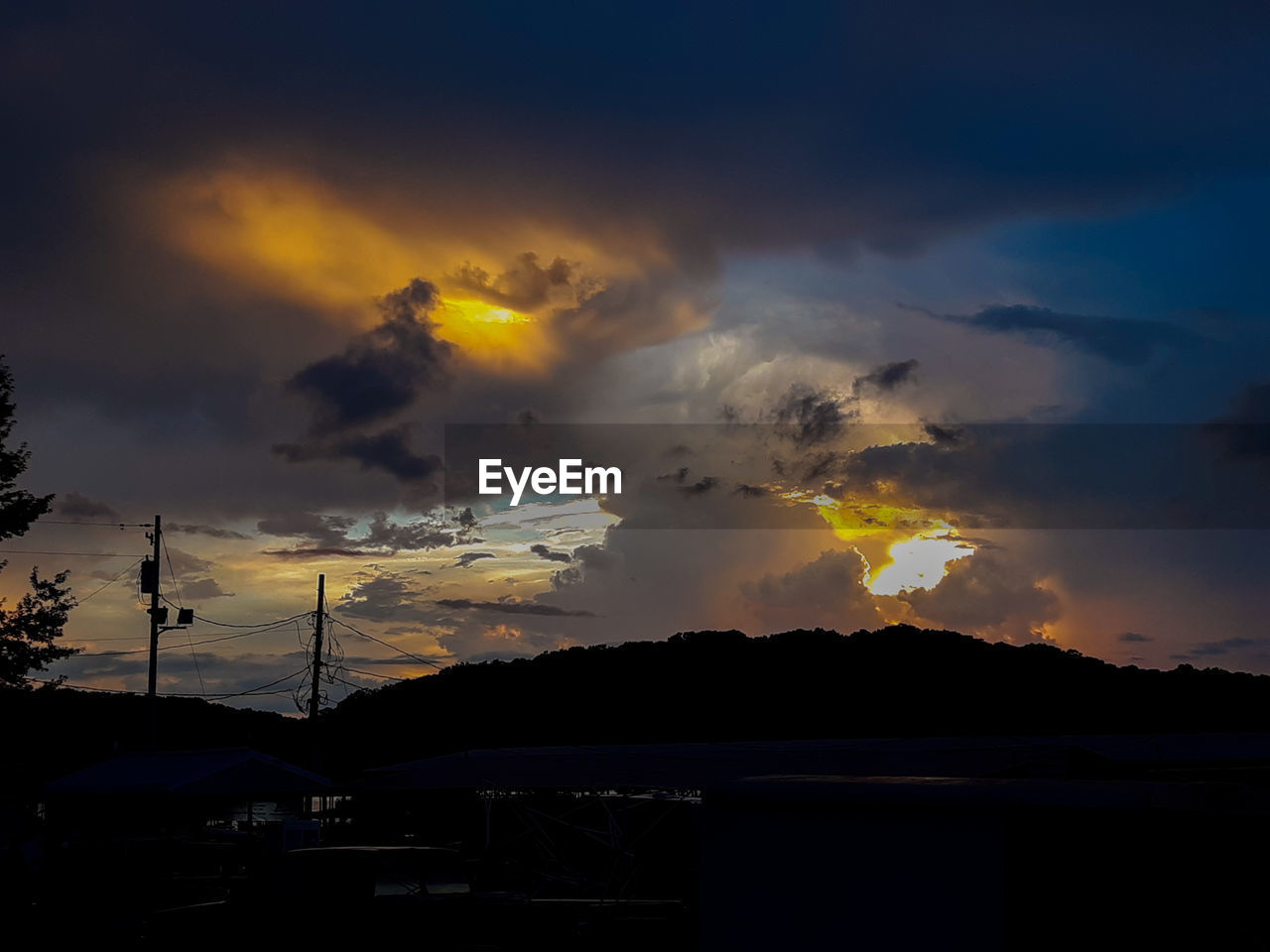 SCENIC VIEW OF SILHOUETTE MOUNTAINS AGAINST DRAMATIC SKY