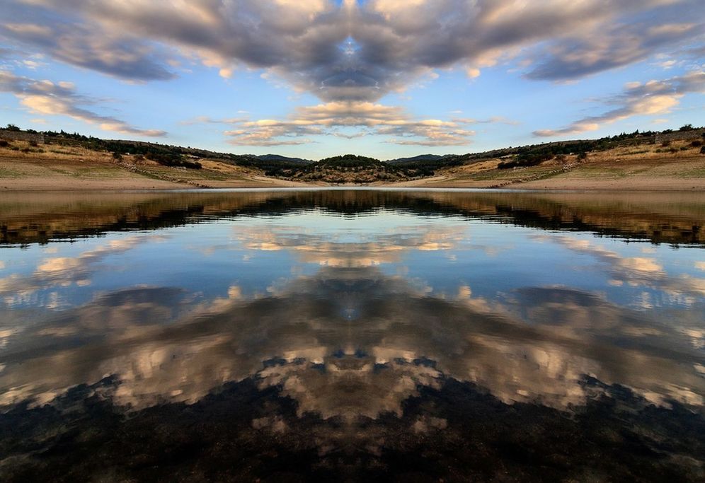 TRANQUIL VIEW OF LAKE AGAINST CLOUDY SKY