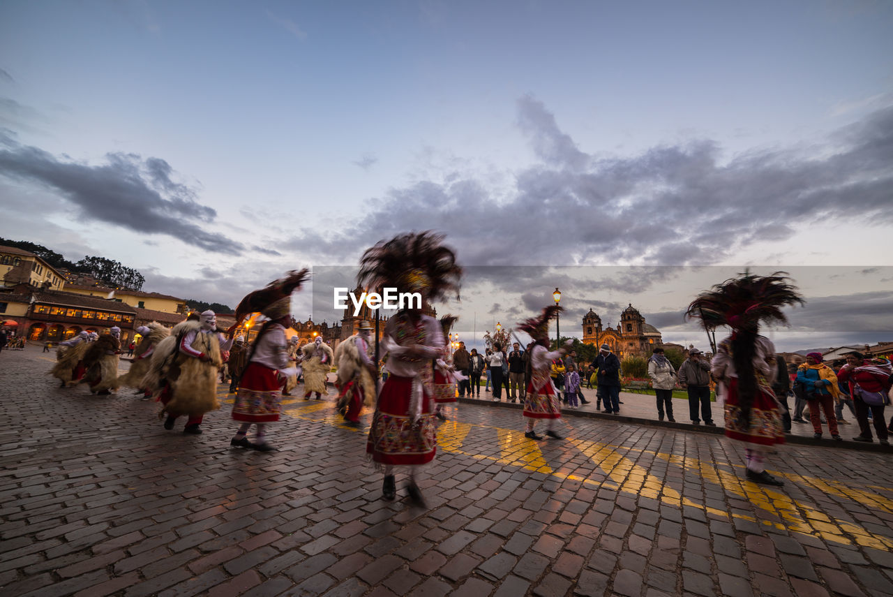 PEOPLE IN AMUSEMENT PARK