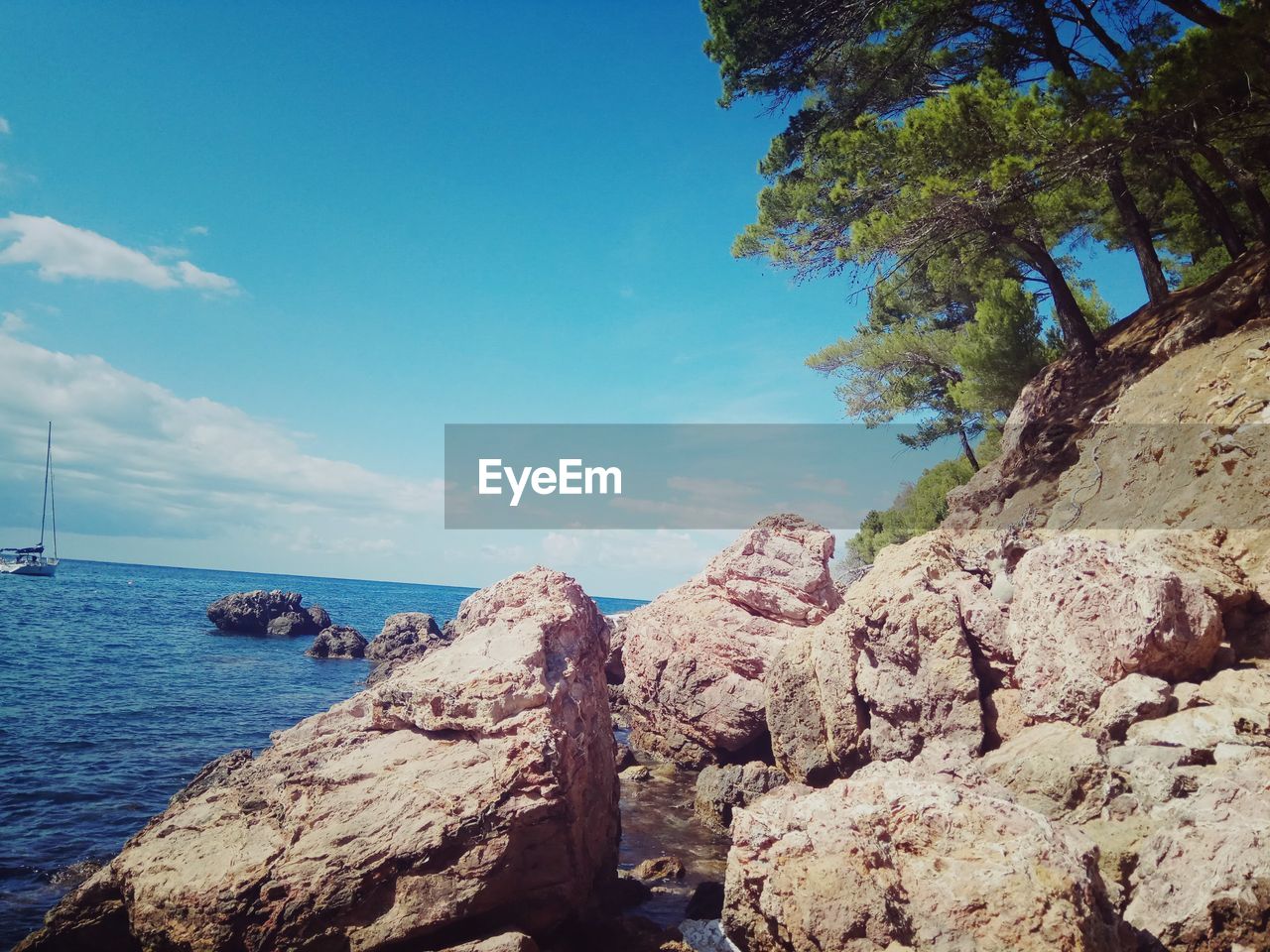 SCENIC VIEW OF SEA BY CLIFF AGAINST SKY