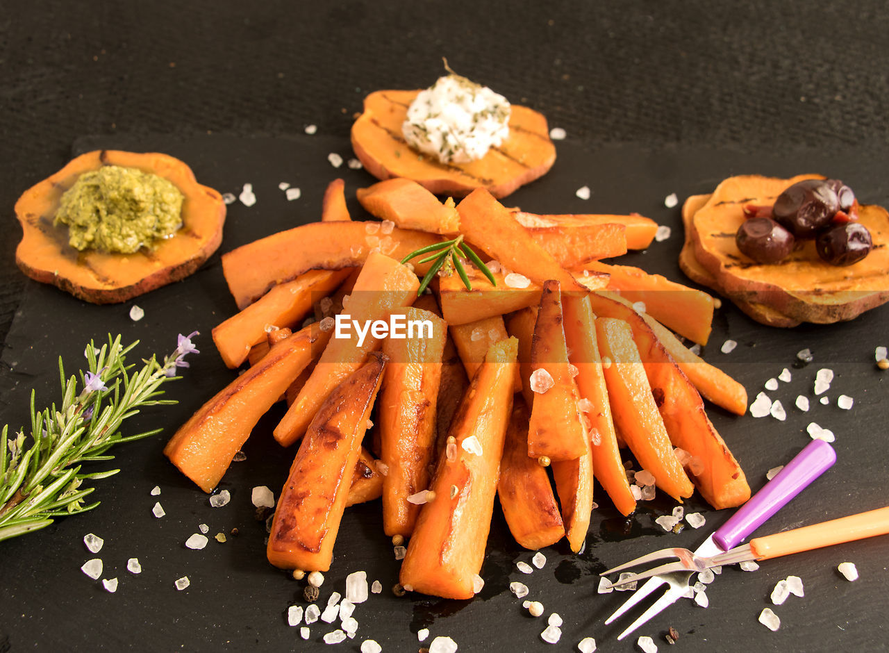 HIGH ANGLE VIEW OF CHOPPED VEGETABLES IN PLATE ON TABLE