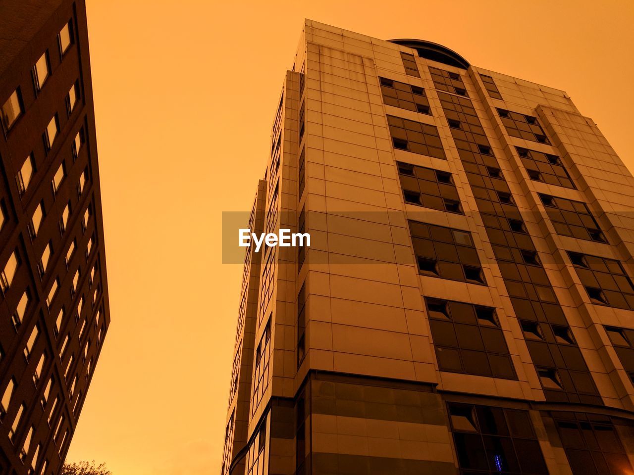 LOW ANGLE VIEW OF SKYSCRAPER AGAINST CLEAR SKY