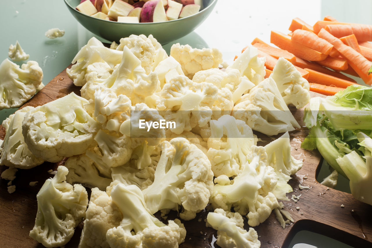 HIGH ANGLE VIEW OF CHOPPED VEGETABLES IN TABLE