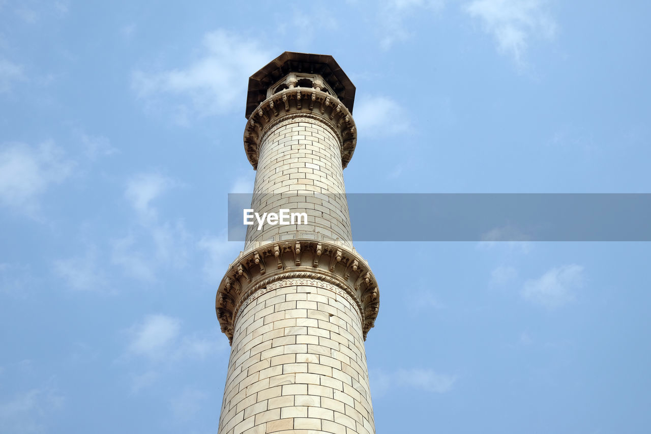 Minaret of the taj mahal, crown of palaces in agra, uttar pradesh, india