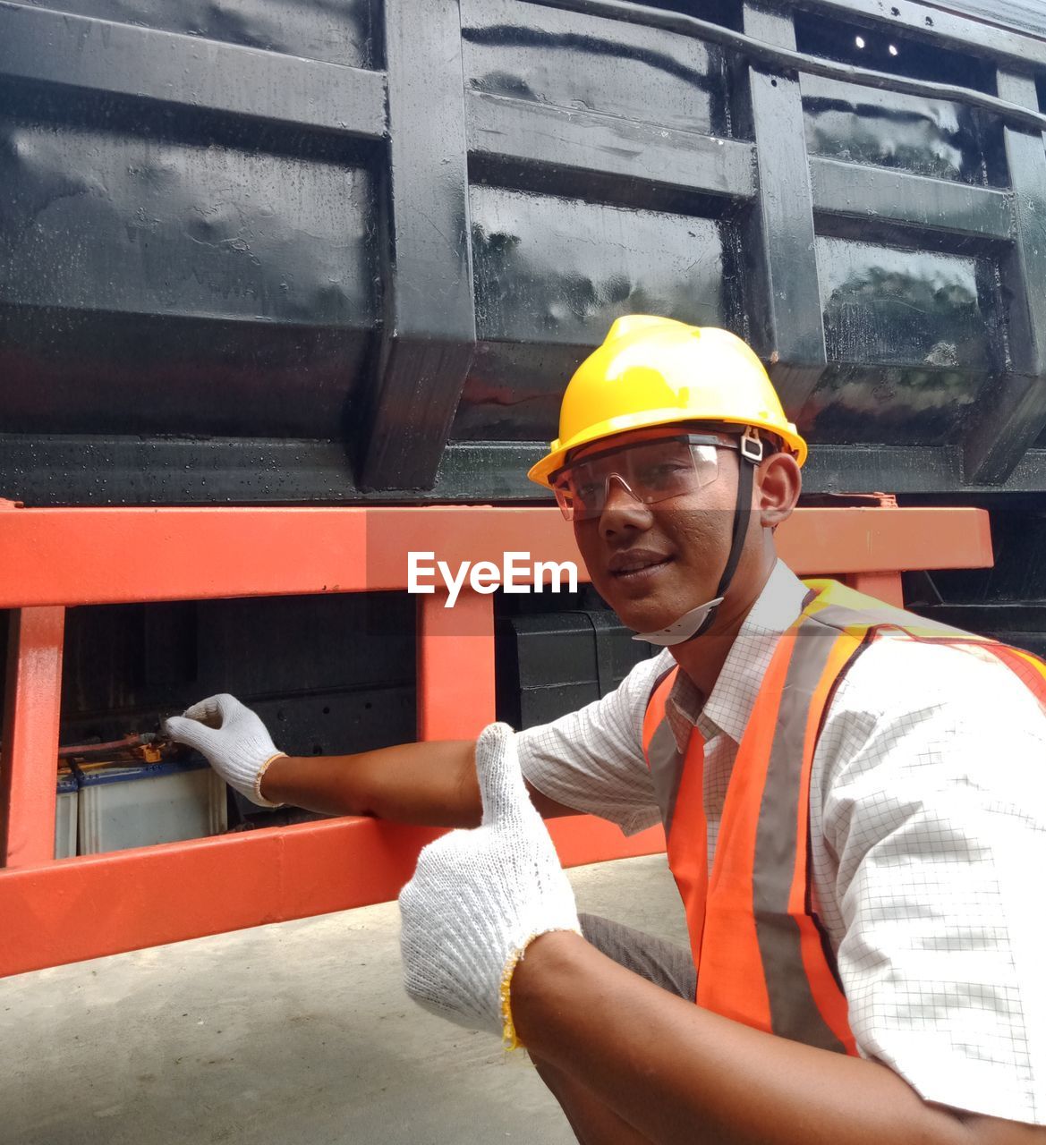 PORTRAIT OF MAN WORKING IN CONSTRUCTION SITE