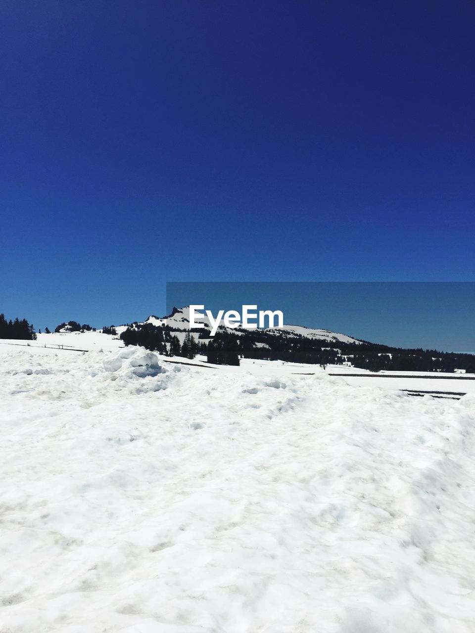 SCENIC VIEW OF SNOWCAPPED MOUNTAIN AGAINST CLEAR BLUE SKY