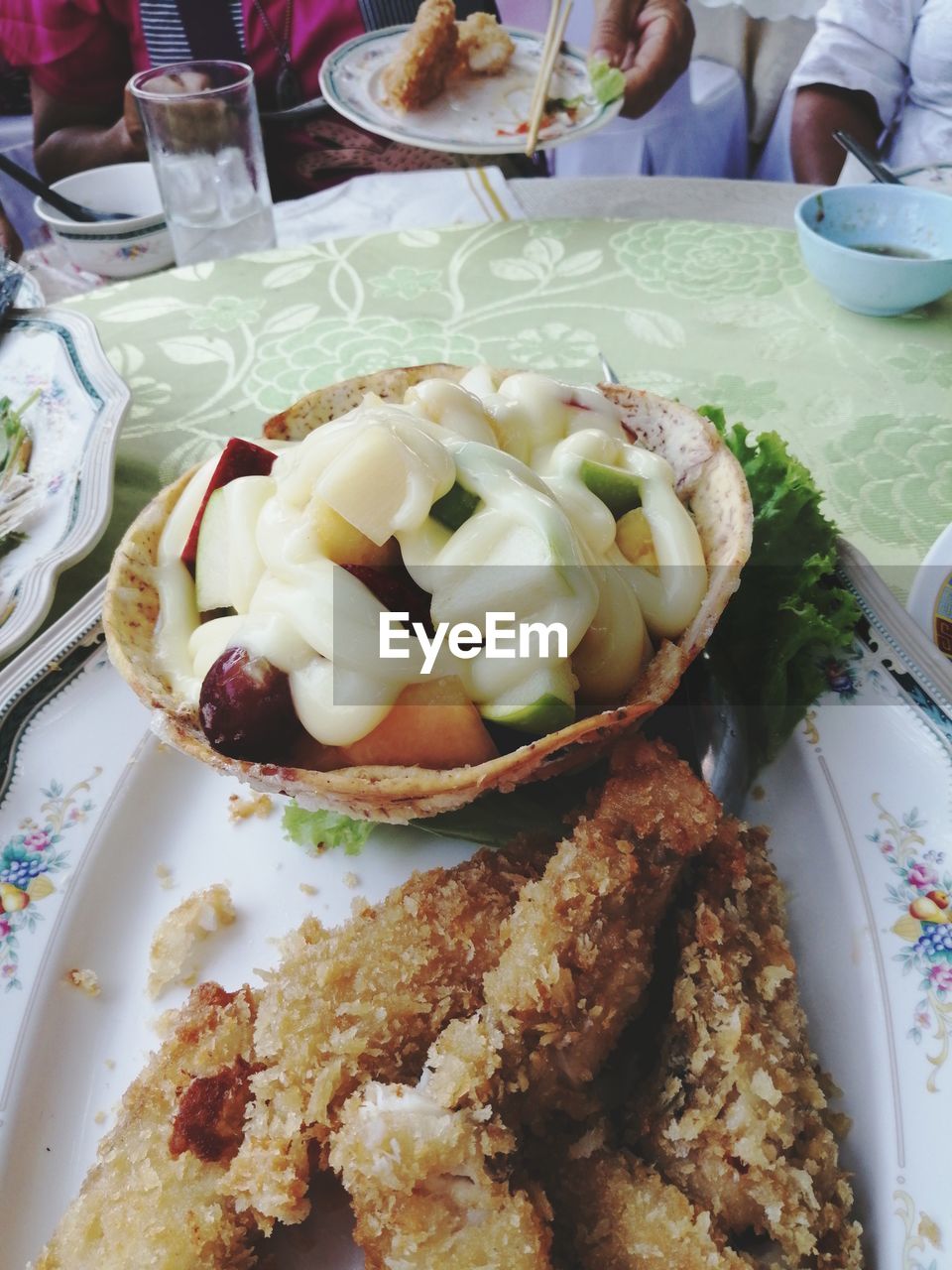 HIGH ANGLE VIEW OF FOOD SERVED IN PLATE