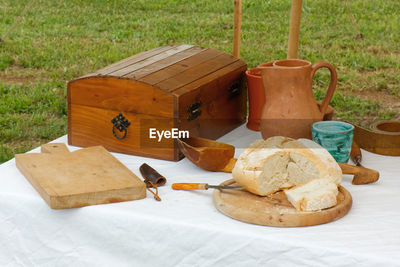 HIGH ANGLE VIEW OF BREAD ON CUTTING BOARD