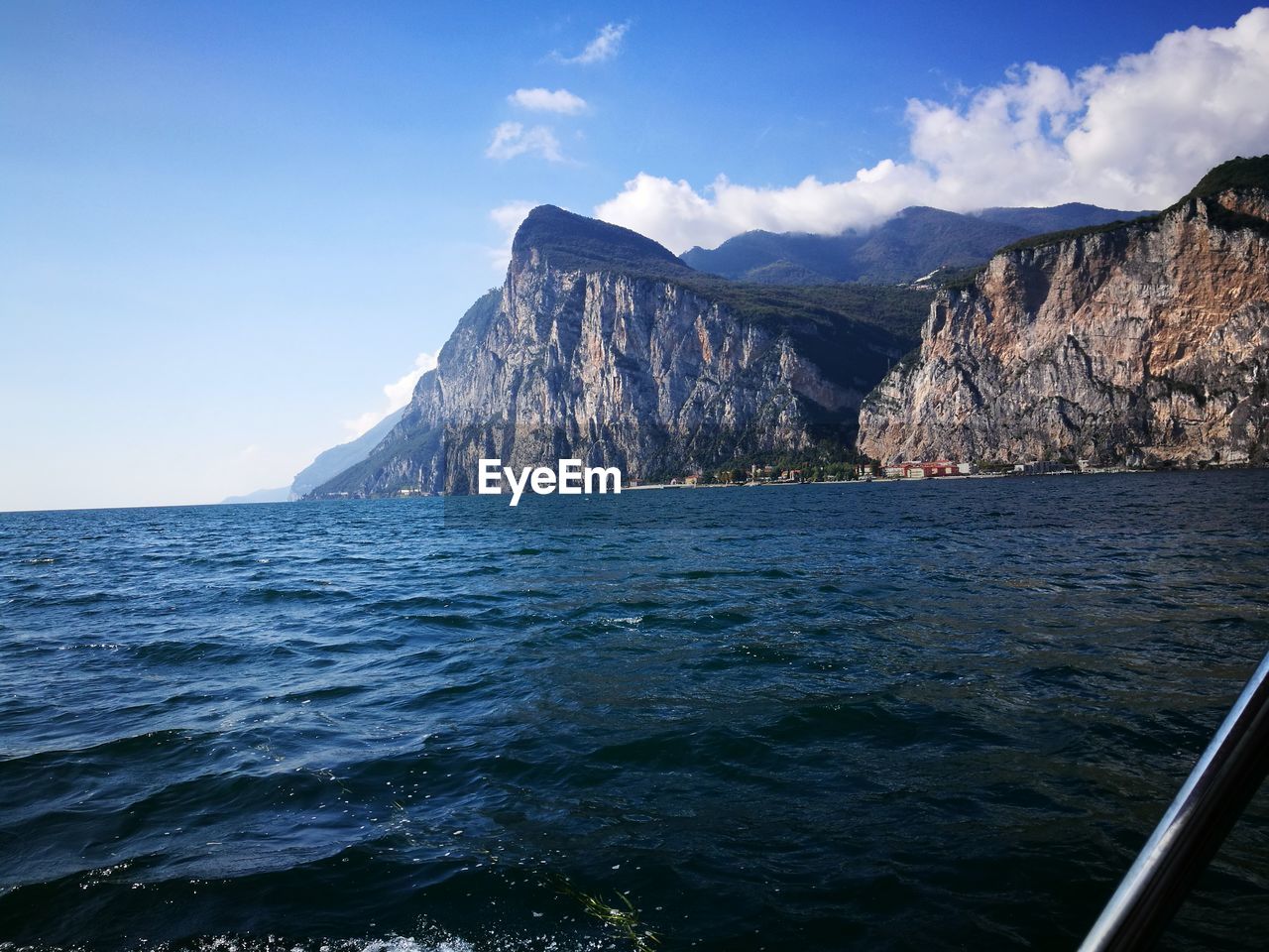 SCENIC VIEW OF SEA BY MOUNTAIN AGAINST SKY