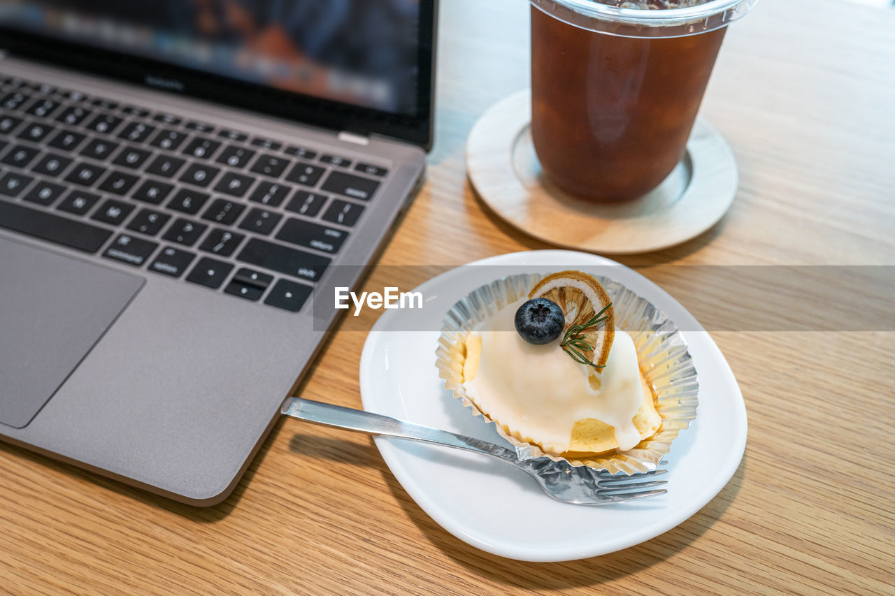 HIGH ANGLE VIEW OF COFFEE CUP AND TABLE