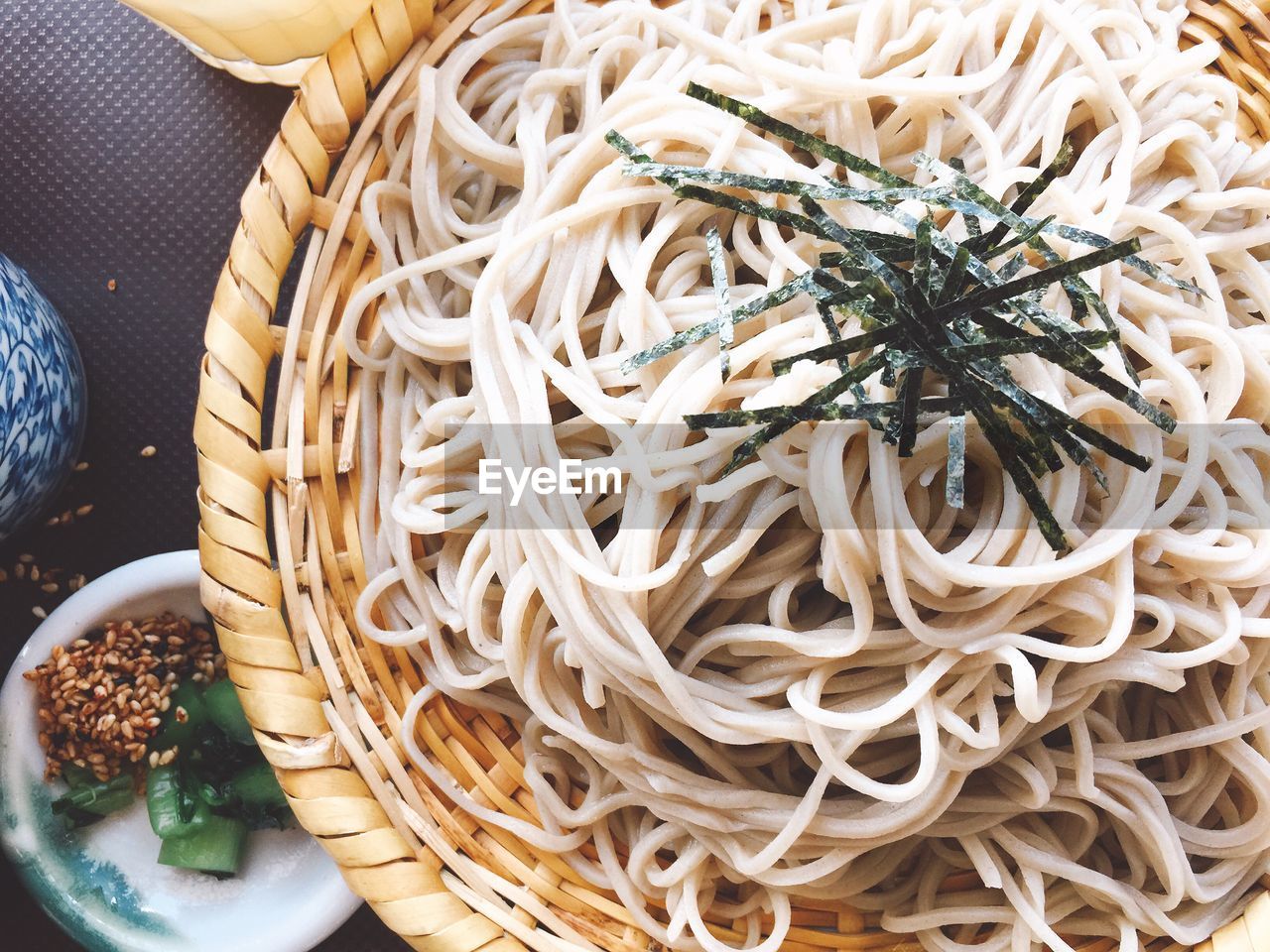 CLOSE-UP OF NOODLES IN BOWL