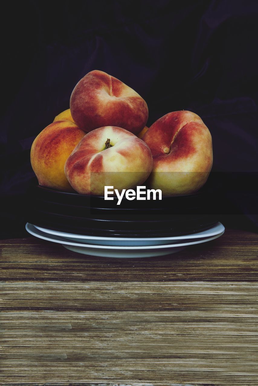 HIGH ANGLE VIEW OF APPLES IN PLATE ON TABLE