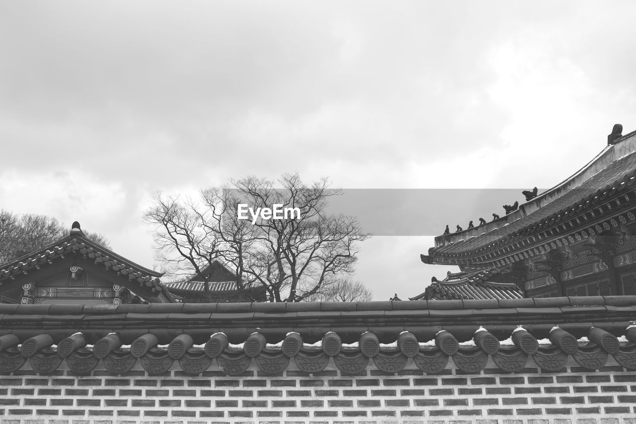 LOW ANGLE VIEW OF BUILDINGS AGAINST SKY