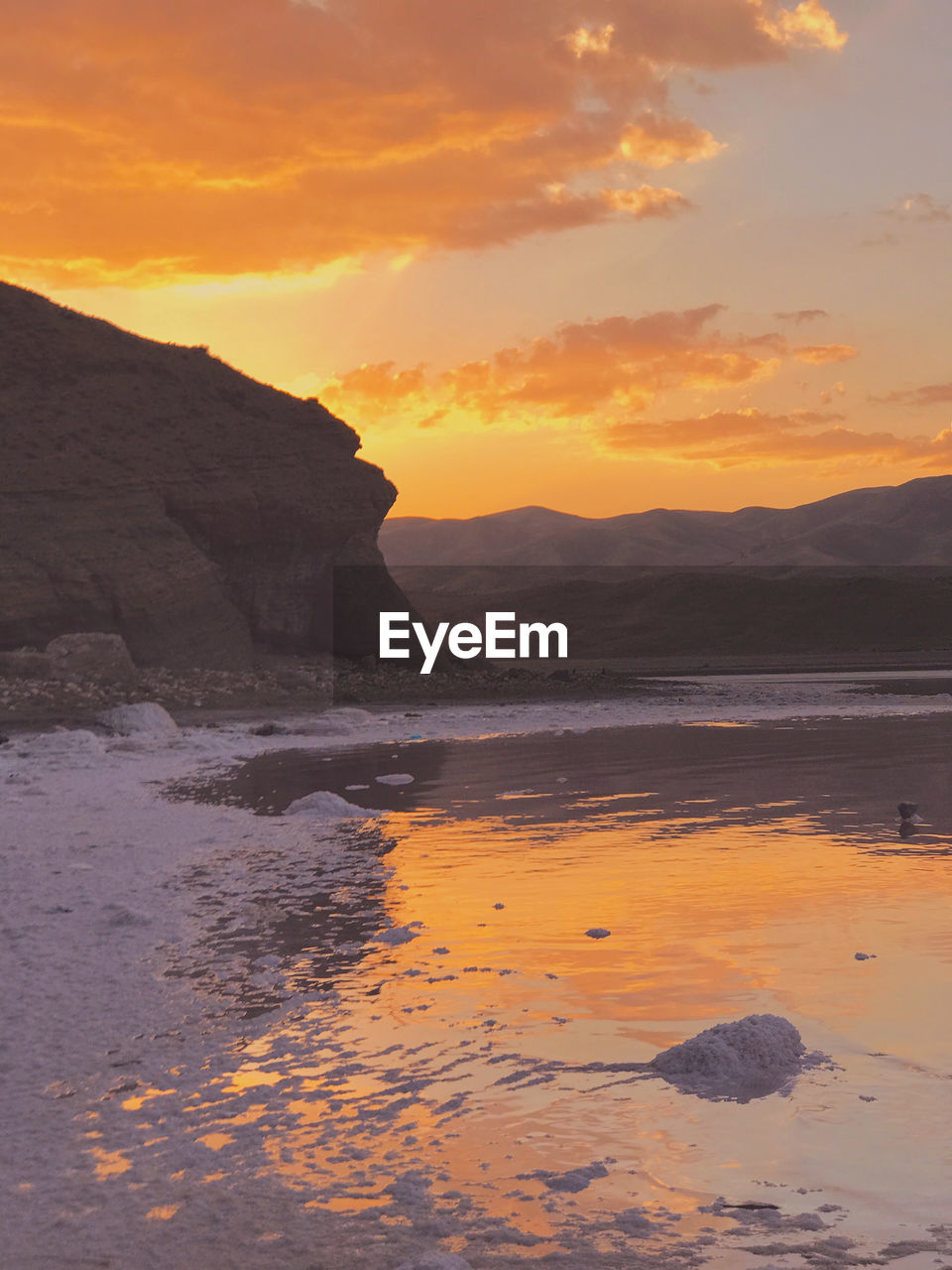 SCENIC VIEW OF SEA AGAINST SKY AT SUNSET