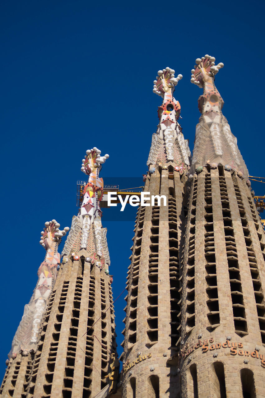 LOW ANGLE VIEW OF STATUE AGAINST BUILDINGS