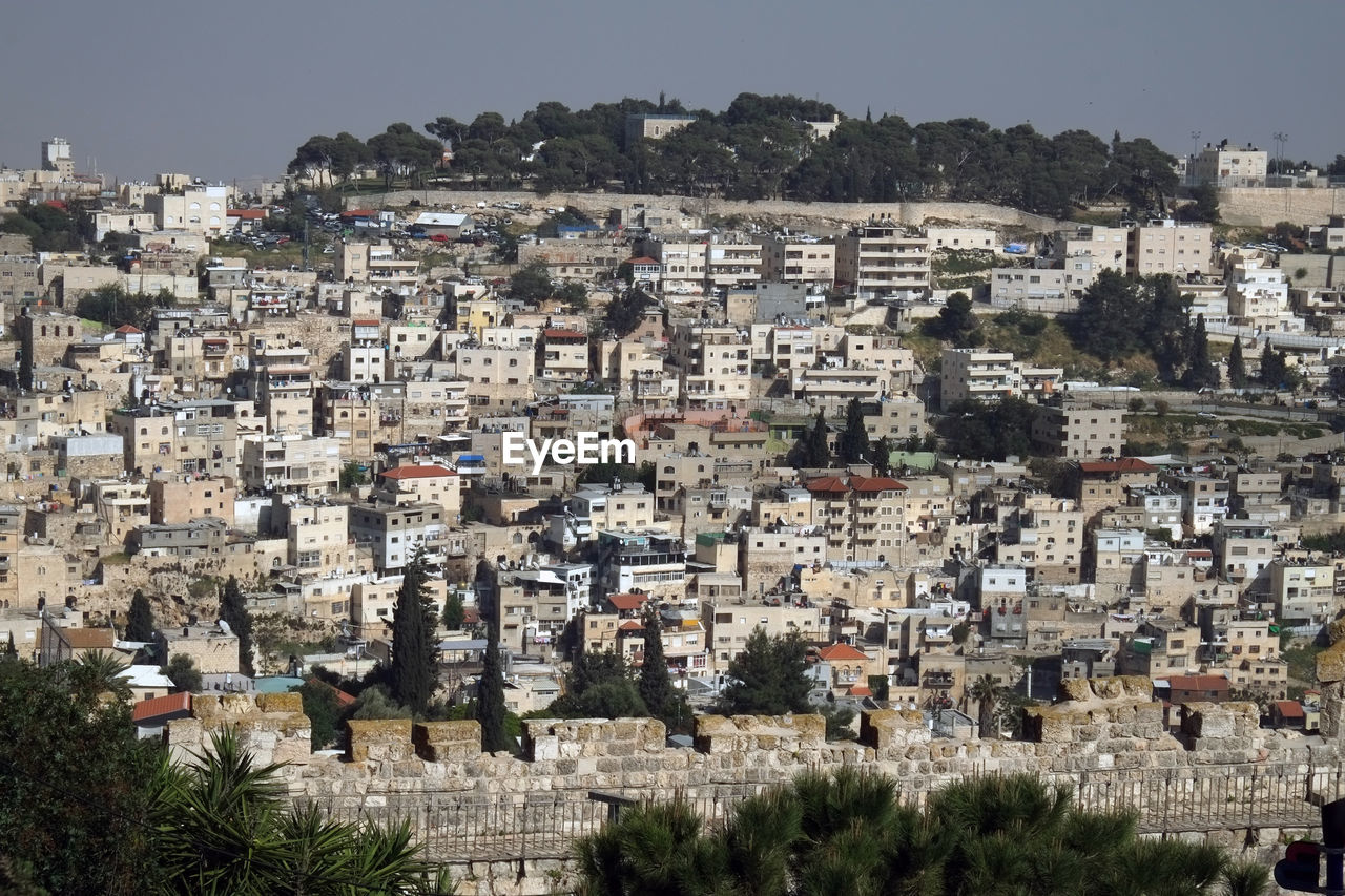 HIGH ANGLE VIEW OF TOWNSCAPE AGAINST SKY