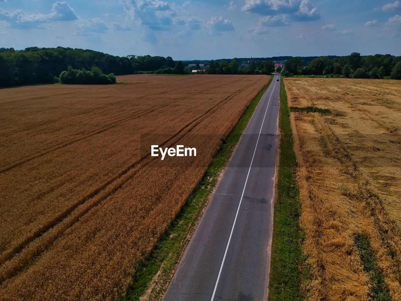 VIEW OF AGRICULTURAL FIELD AGAINST SKY