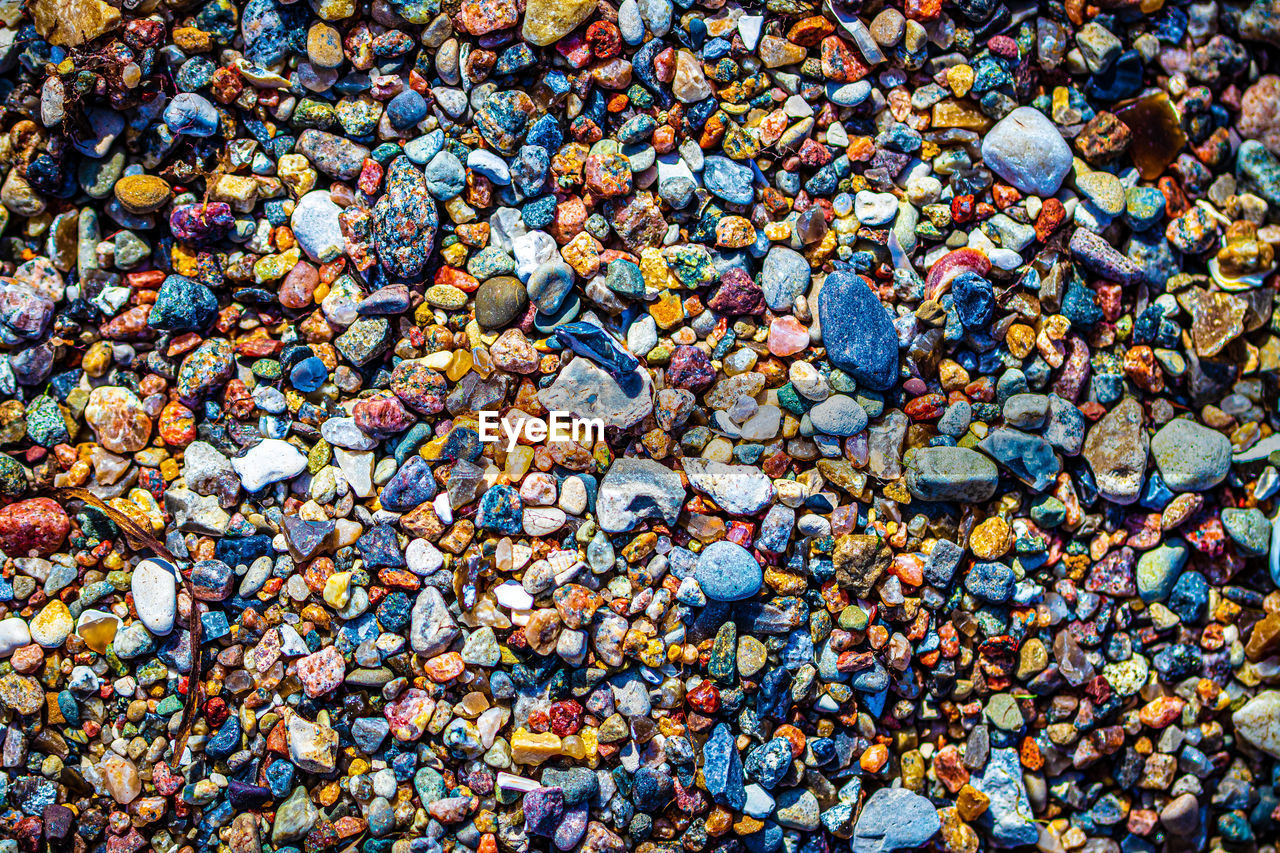 HIGH ANGLE VIEW OF MULTI COLORED STONES ON ROCK