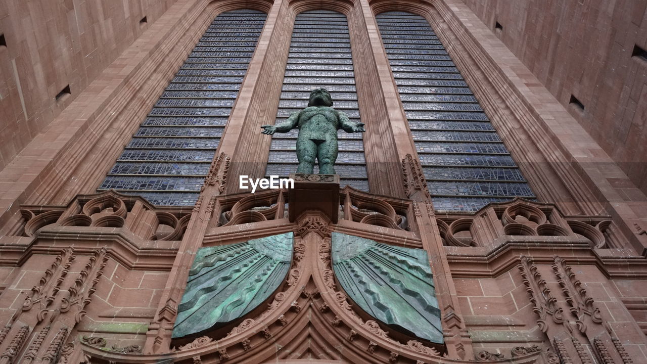 LOW ANGLE VIEW OF STATUES ON BUILDING