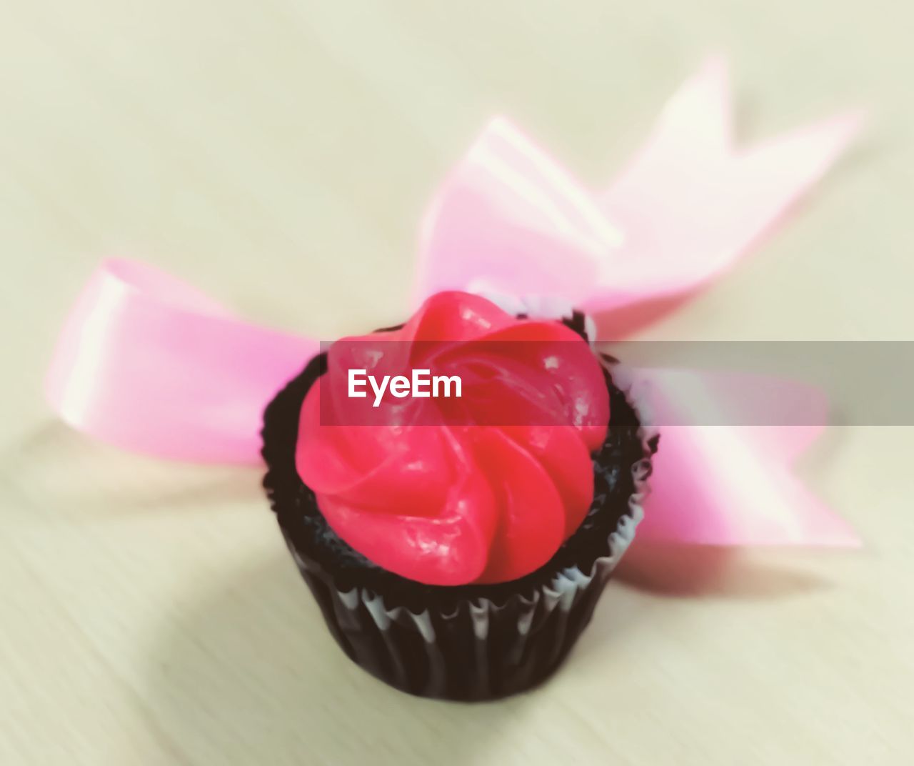 CLOSE-UP OF CUPCAKES ON TABLE