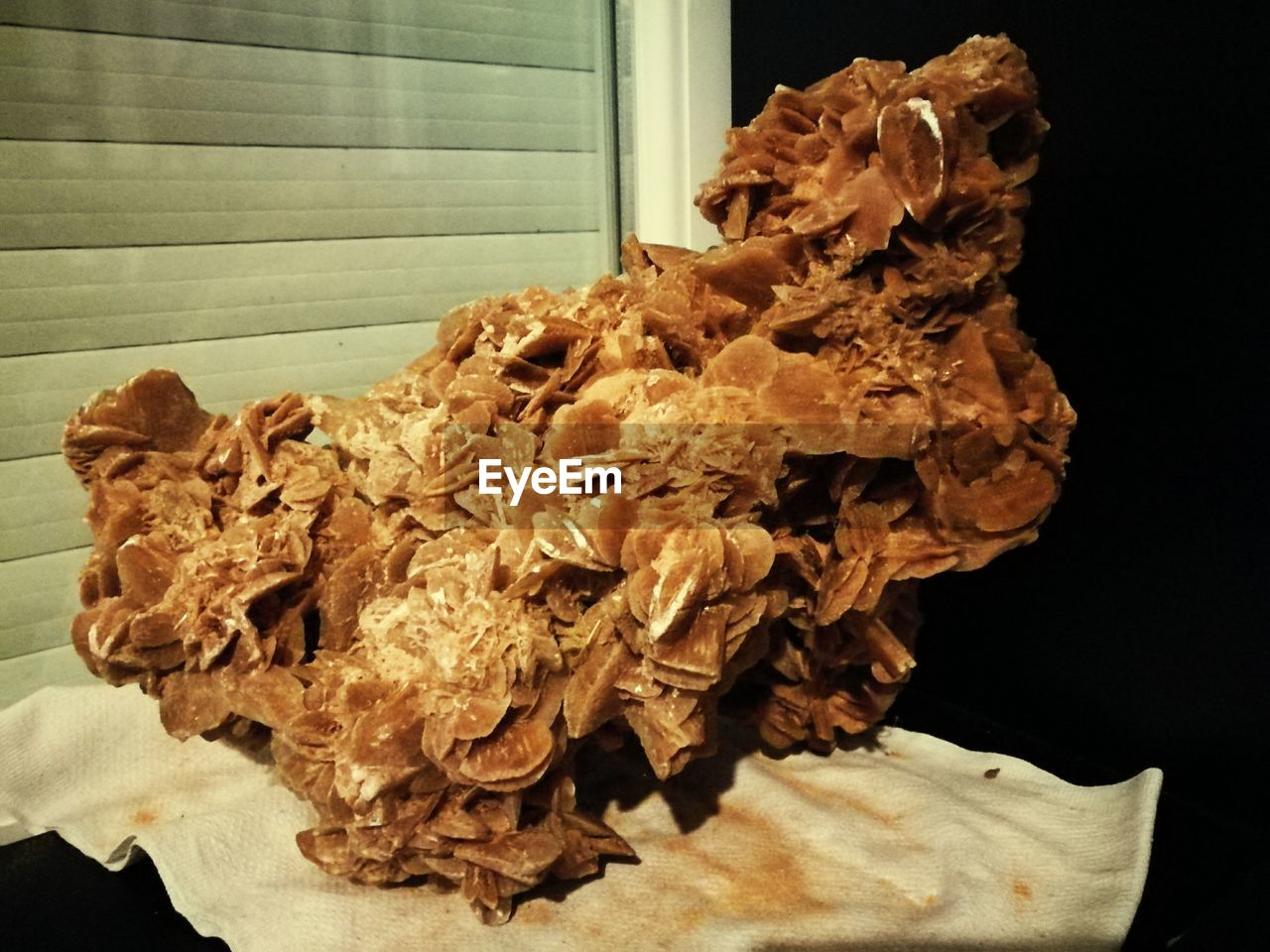 CLOSE-UP OF STONES ON TREE STUMP