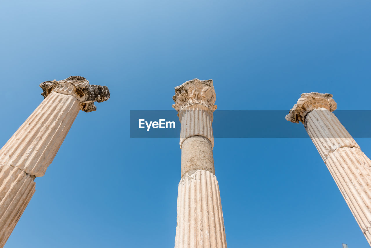 LOW ANGLE VIEW OF COLUMN AGAINST CLEAR SKY