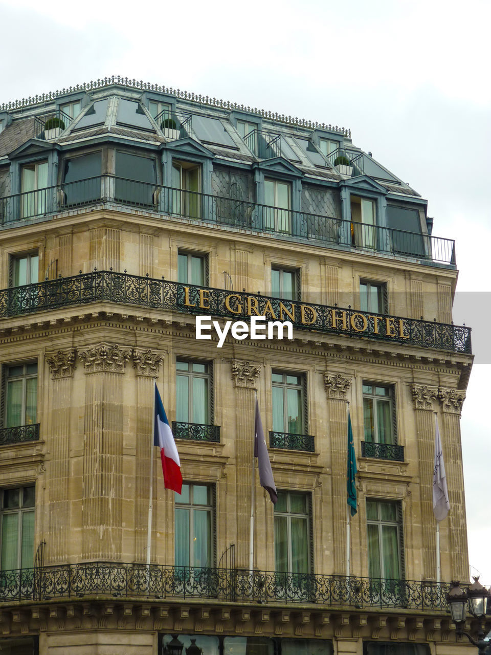 LOW ANGLE VIEW OF BUILDING FACADE AGAINST SKY